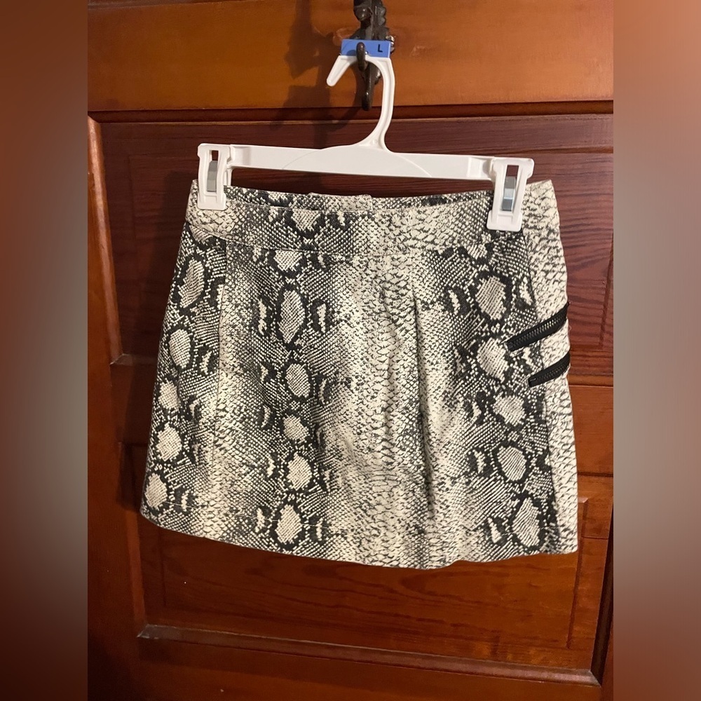 RedBerry Fashion// Francesca‘s Snakeskin Skirt *make offers* - Picture 2 of 8